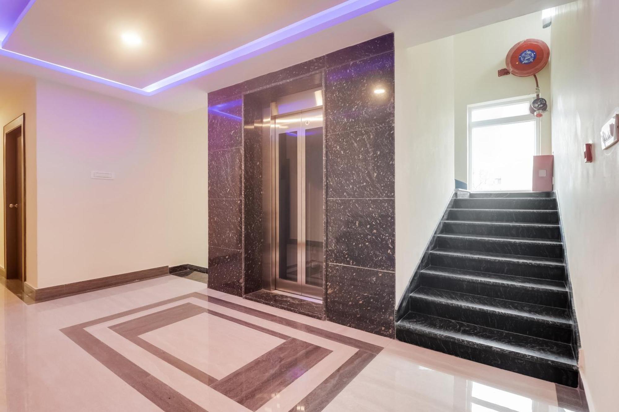 Отель Townhouse Dj Grand Тирупати Экстерьер фото