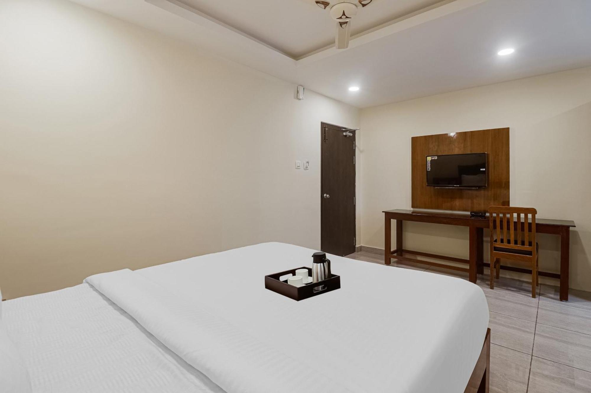 Отель Townhouse Dj Grand Тирупати Экстерьер фото