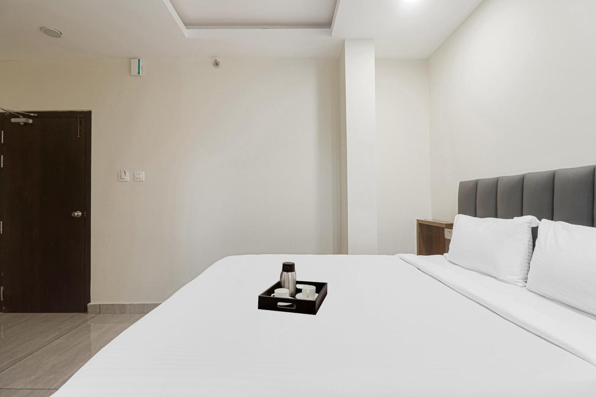 Отель Townhouse Dj Grand Тирупати Экстерьер фото