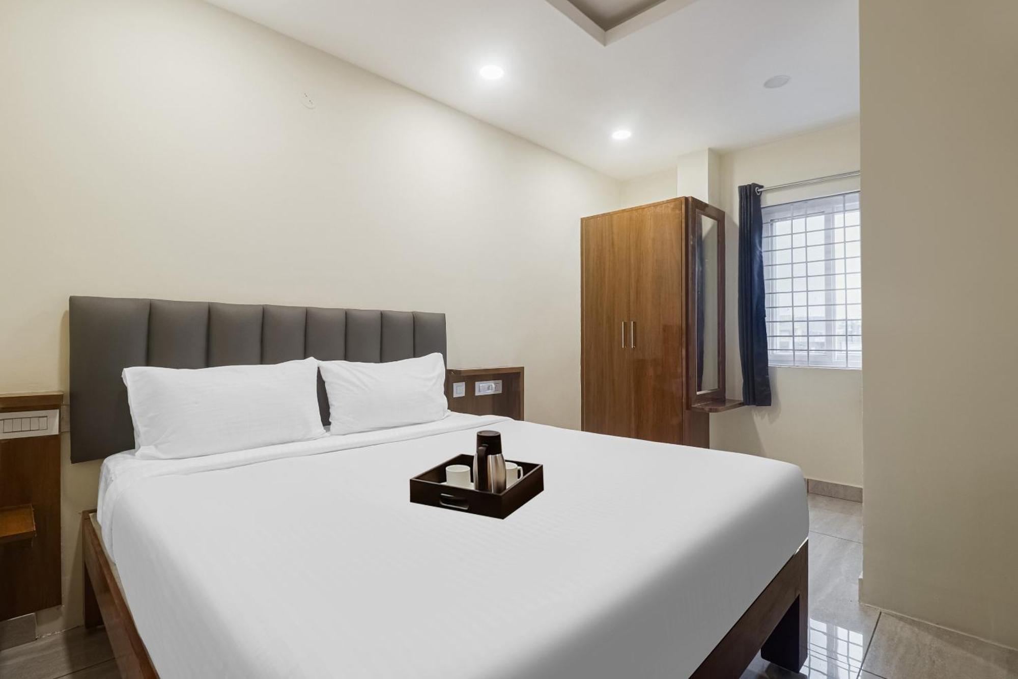 Отель Townhouse Dj Grand Тирупати Экстерьер фото